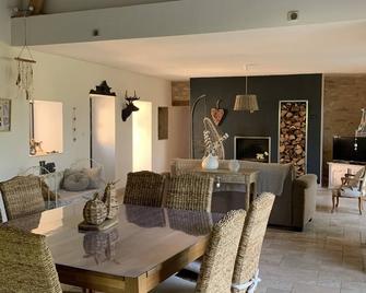Charming Quercynnoise for 6 people with private SPA on 6000 m2 of land - Faycelles - Comedor