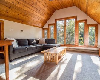 Portage Ponds 5 BR/3 Bath close to CHQ, wine trail - Westfield - Sala de estar