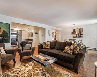 306 - 1br · Cozy Modern Condo on The Lake - Idaho Springs - Living room