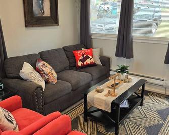 Modern Miner's Cottage in Tranquil High Desert w/Miles of Trails, Pet Friendly! - Kenilworth - Living room