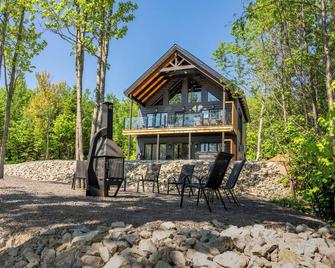 Hôtel à la maison - Où l'on se crée des souvenirs - Les Éboulements - Patio