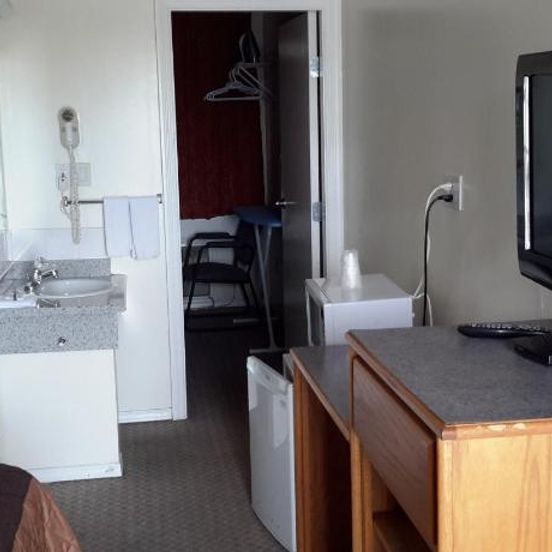 Red Deer Inn & Suites image 1