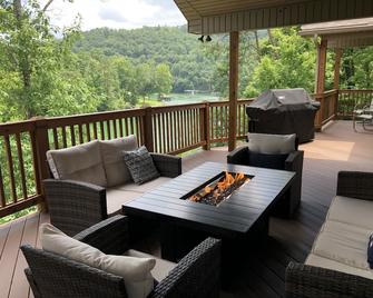 CONVENIENCE! Steps away to a private dock & 5 miles to a marina/grocery/hwy! - Caryville - Балкон