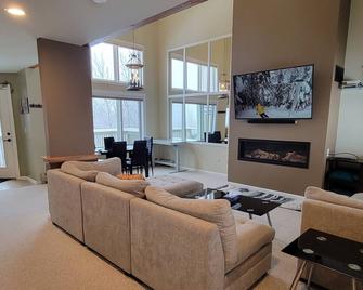 Bolton Valley Resort ski in/out spacious 3 Bedroom Townhome - Richmond - Living room