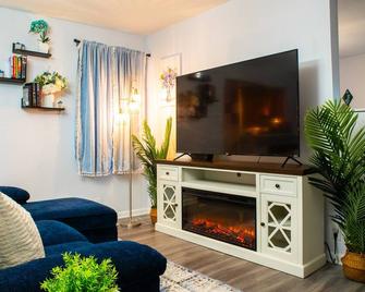 Hot Tub Arcadia - Relax and Play - Greensboro