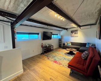 Cozy 1-bedroom artistic loft apartment in peaceful Fallbrook with hi -speed WiFi - Fallbrook - Living room