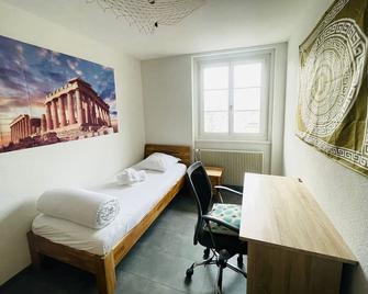 The 5 continents III by Stay Swiss - Porrentruy - Schlafzimmer