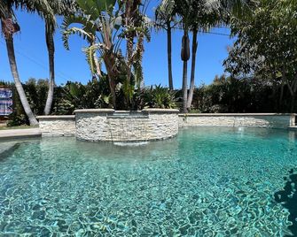Swanky 5 bedroom 4.5 bath home (3 Master Suites) - Anaheim - Piscina