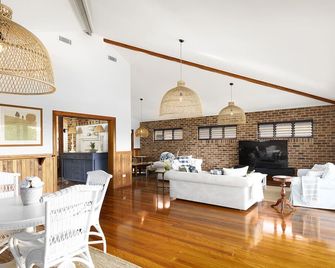 Luxury Beach House - secluded area of Nambucca, 5 minute walk to the beach - Nambucca Heads - Wohnzimmer