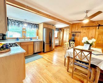 Cottage sleeps 5 in Hampstead NH. Relax on Sunset Lake.  - Hampstead - 餐廳