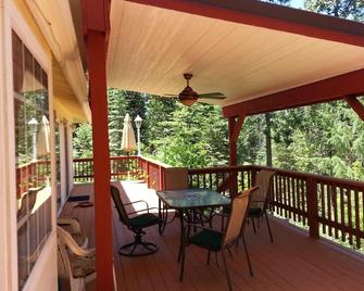 Farmhouse At The Lake 84 3 Bedroom Cabin by RedAwning - Mi Wuk Village - Balcony