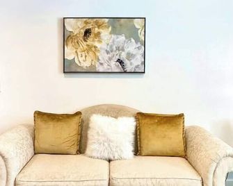 Convenient & Cozy | Free Laundry, Wi-Fi, & Parking - Pikeville - Sala de estar