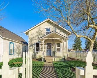 Vintage Trail House in Historic Downtown Snohomish- 3 bed 2 bath home - Snohomish