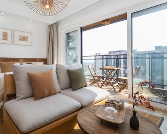 Ys·yueshan Lakeside Hotel (Qionghai 17 Degrees Branch) - Liangshan - Living room