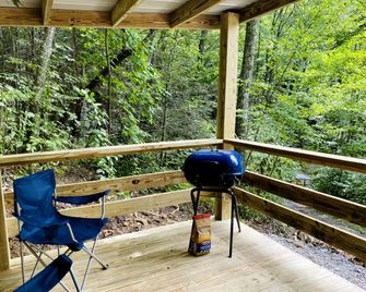 Cozy and Rustic Cabin Rental in the Smokies for Romantic Getaways in Tennessee - Newport - Balkon