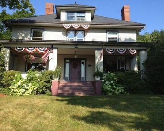 Taylor Edes Inn - Dexter - Building