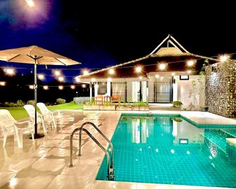 Nomads Riverside Chiangmai - Chiang Mai - Pool