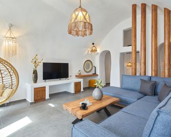 Allure Breeze Suites - Oia - Living room