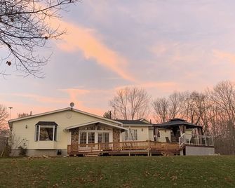 Beautiful Muskoka lake front. Close to Mt. St. Louie Moonstone and Honey Harbour - Midland - Budova