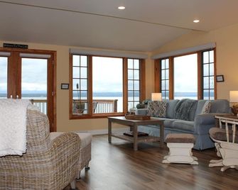 Beautiful Views, Sunrises, Pet Friendly, Comfortable! - Penn Yan - Wohnzimmer