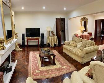 Dmcharme - Ponta Delgada - Huiskamer