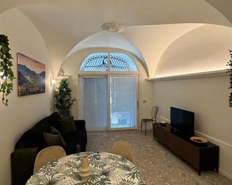 Tosini's Home - Sale Marasino - Living room