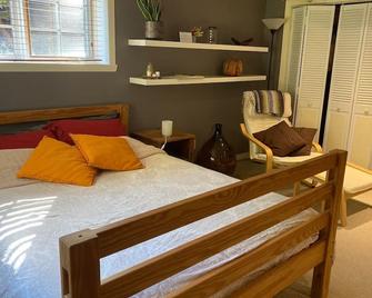Le Havre Gris, a spacious private room for relaxing or working - Sherbrooke - Chambre