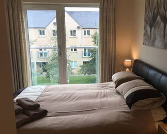 2 Bedroom Riverside Penthouse Apartment Little Paxton St Neots - St. Neots - Bedroom