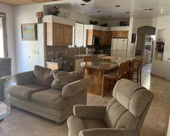 Charming guest house near historic downtown cave creek - Cave Creek - Living room