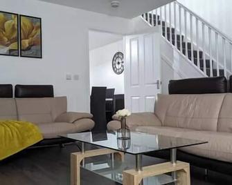 Clariturf - 4 Bedroom Semi - Private Parking Near Turf Moor, Town Centre, Transport And Motorway Links Next To Canal, 3 Parks And Lake - Sky And Netflix - Burnley - Living room
