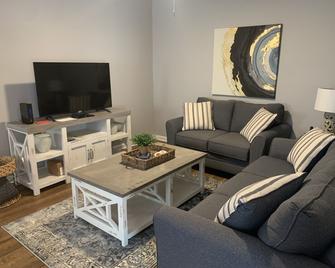 Center of Madison , Near bridge street , Dublin Park - Madison - Living room