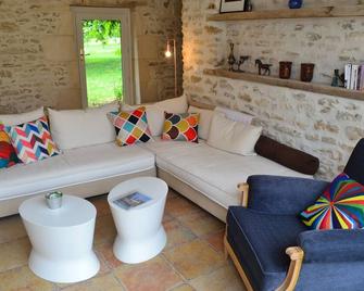 La Motte, pretty cottage in the countryside and swimming pool for 6 people - Alloue - Sala de estar