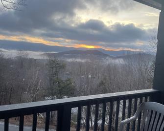 Cozy 3-bedroom Ski Rental on Lincoln Peak at Sugurbush - Warren - Balcón