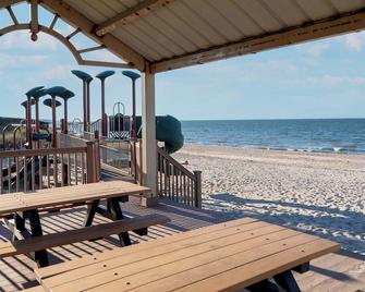 Seaside Stay: Waterfront with Views & Beach Access - Wading River - Balcony