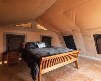 Glorious Galmping tent - within 15 minutes to beaches, water falls & Waipu town. - Waipu - Bedroom