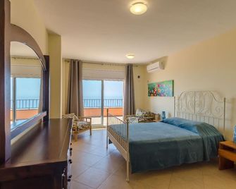 Charming villa with BBQ, garden & terrace | Dogs allowed - Lloret de Mar - Habitación