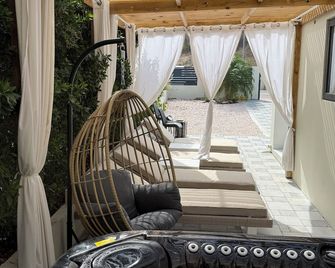 Modern 2-Bedr Oceanfront Villa with Hot Tub & Lounge Patio - Lagún - Patio