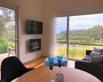 Messmates Luxury Eco Suites - Inverloch - Living room