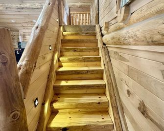 Peaceful custom built log cabin - Warroad - Stairs