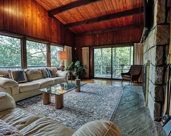 Lakefront Oasis - Kayaks - Hot Tub - Fire Pit - New Milford - Living room