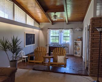 The Old Farmhouse (family friendly house by the woods) easy access, near 45 - Macon - Living room