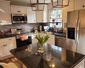 Stylish 4BR Getaway with Game Room, Grills & Cozy Outdoor Fire-Pit - Cary - Kitchen