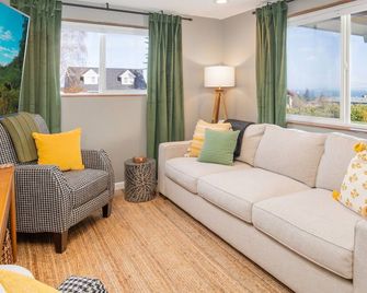 West Nine Retreat with Outside Swing Bed & Views - Port Angeles - Obývací pokoj