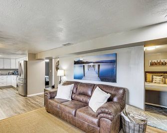 Truman Lake Retreat: Large Deck & On-Site Fishing! - Clinton - Living room