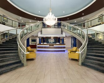 Holiday Inn Express & Suites Bakersfield Central By IHG - Bakersfield - Lobby