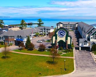 Clarion Hotel Mackinaw City Beachfront - מקינאו סיטי - בניין