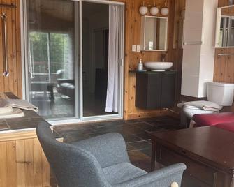 Bord de L'eau Rivière Saumon - Montebello - Living room