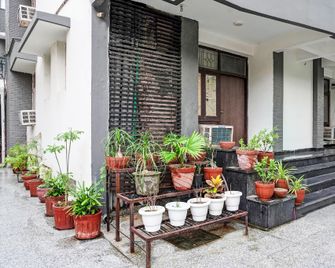 Capital O Bk House - Noida - Lobby