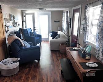 Waterfront 2BR Cottage: Fire Pit, Grill & Dock -Boat Slip Available additional - Monticello - Huiskamer