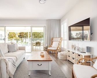 Ultimate Lakefront | Pool + Sleeps 12 - Swansea - Sala de estar